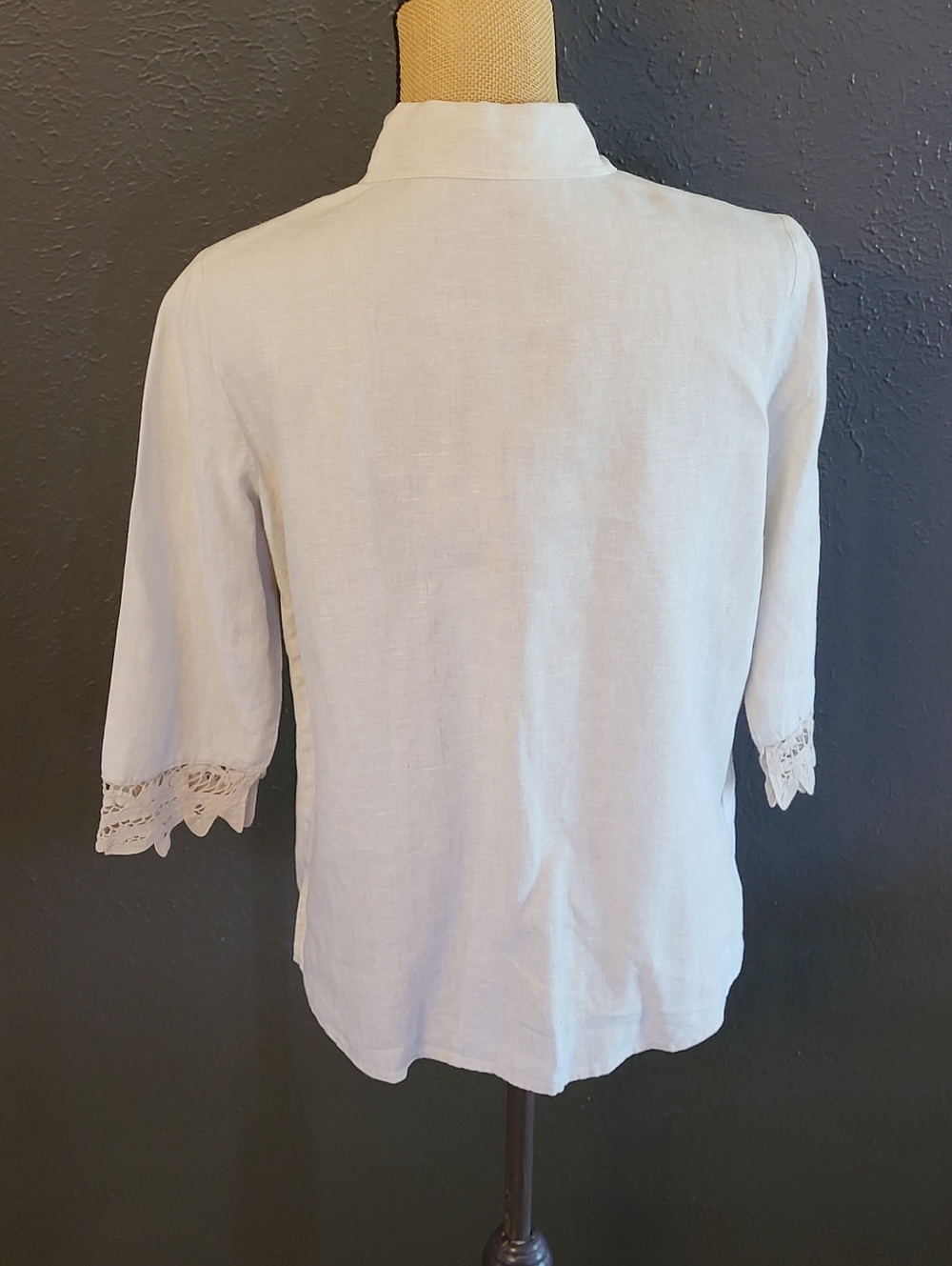 Liz Claiborne Medium Linen Button-up Blouse In A Natural Stone Color - Picture 3 of 9